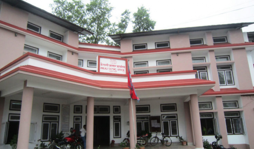 भन्सार कार्यालयभित्र बाँदर आतंक !